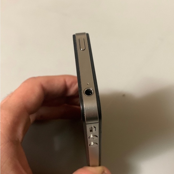 Apple iPhone 4S 16GB in Black for Unlocked - Picture 8 of 10